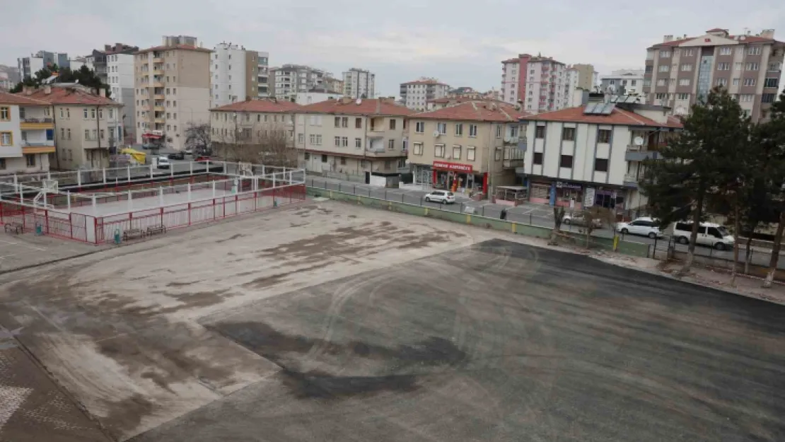 Büyükşehir, yıkımını tamamladığı okulun bahçesine asfalt döktü