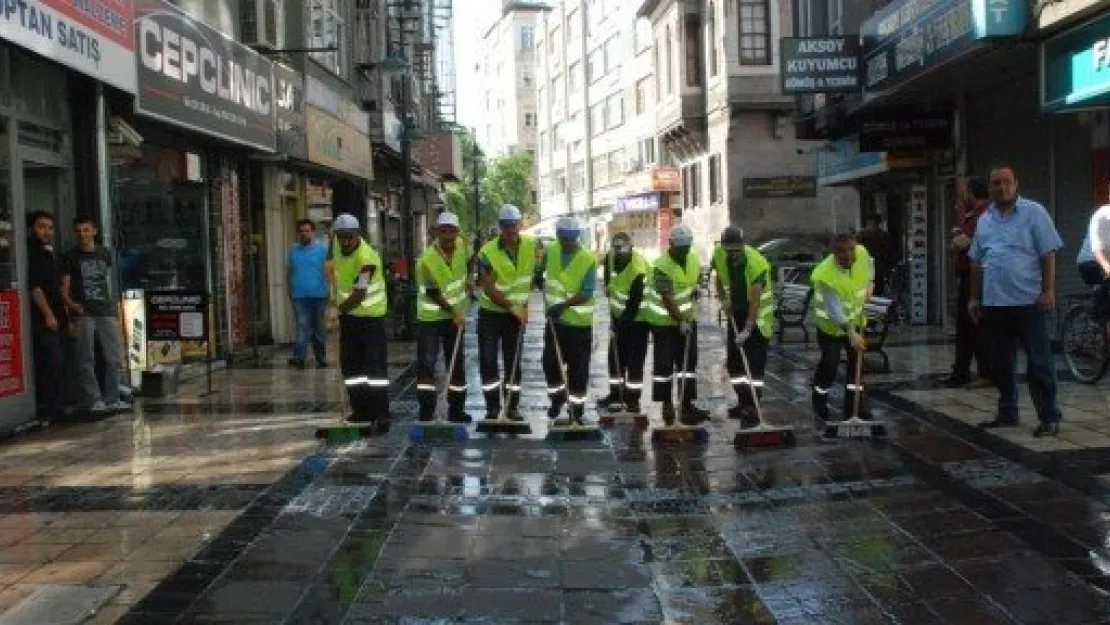 CADDE VE KALDIRIMLAR DETERJANLI SU İLE YIKANIYOR