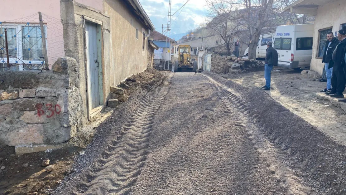 Çamurlu ve bozuk yollar onarılıyor