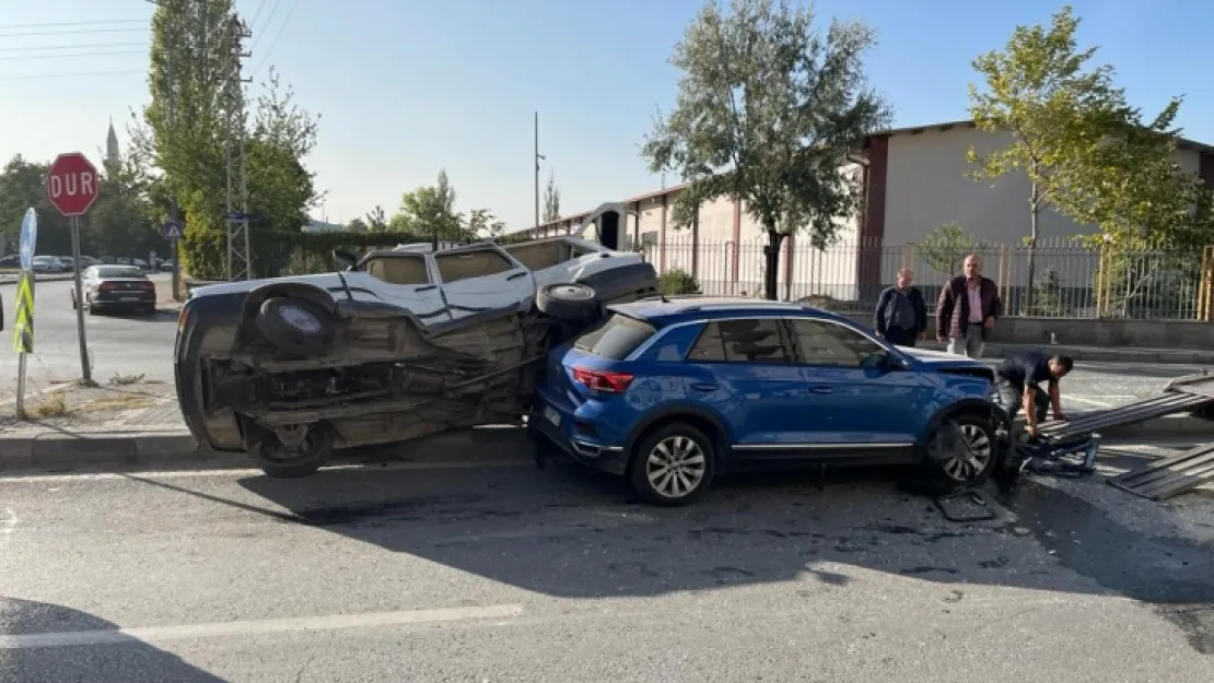 Çarpışan otomobillerden biri yan yattı: 2 yaralı