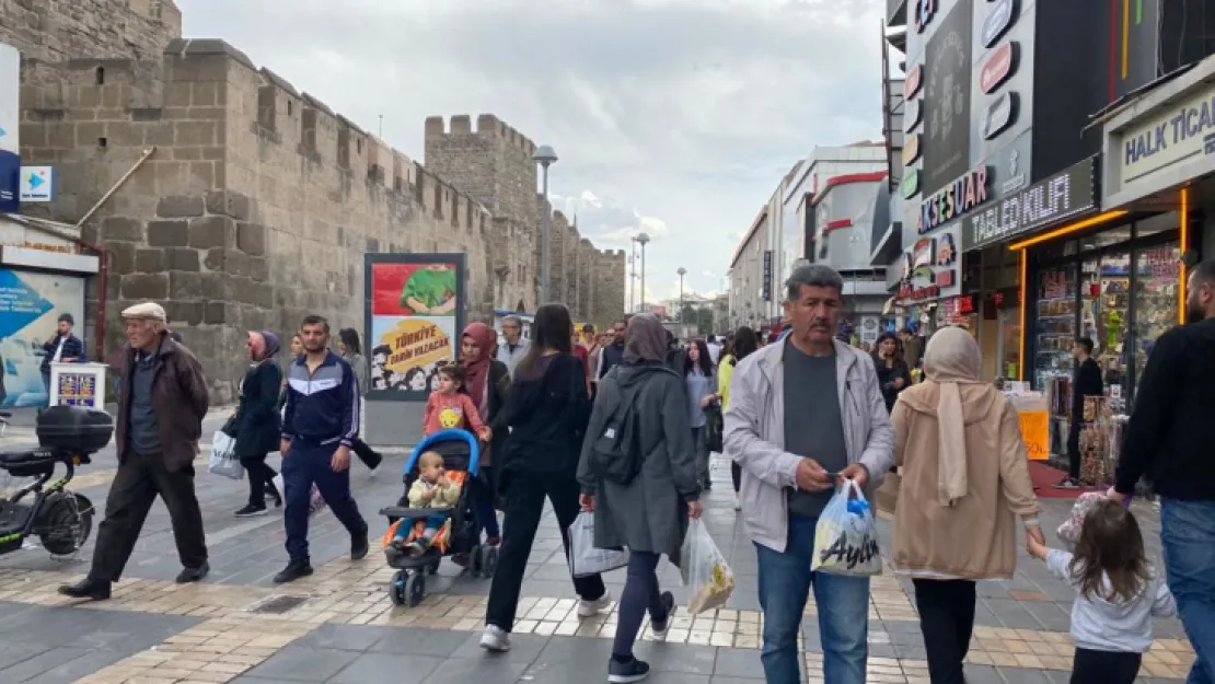 Çarşıda bayram alışverişi yoğunluğu vatandaş yüksek fiyatlardan dertli