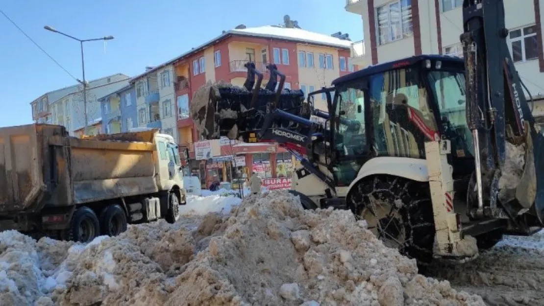 Çekerek'te karlar baraja taşınıyor