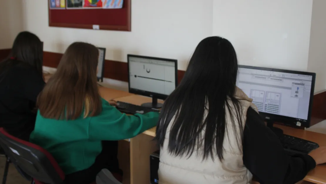 Celal Bayar Mesleki ve Teknik Anadolu Lisesi'nde öğrenciler 2 farklı branşla sektöre hazırlanıyor