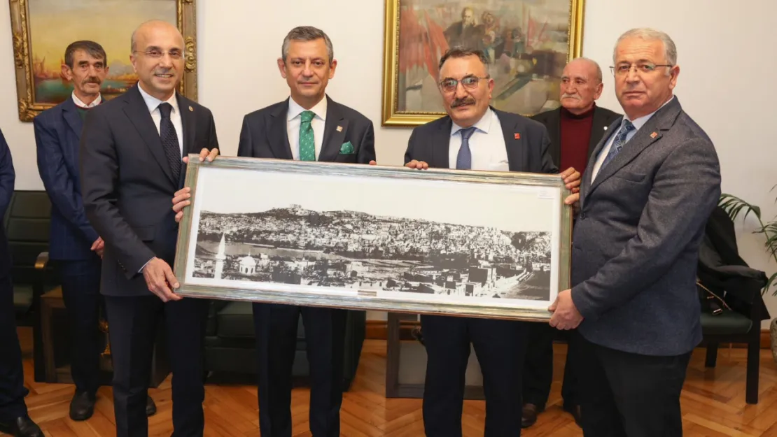 CHP Kayseri heyeti, Genel Başkan Özel'e neden tarihi Talas tablosu hediye etti?