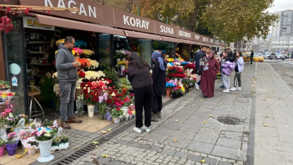 Çiçekçilerde Öğretmenler Günü mesaisi yoğun geçiyor