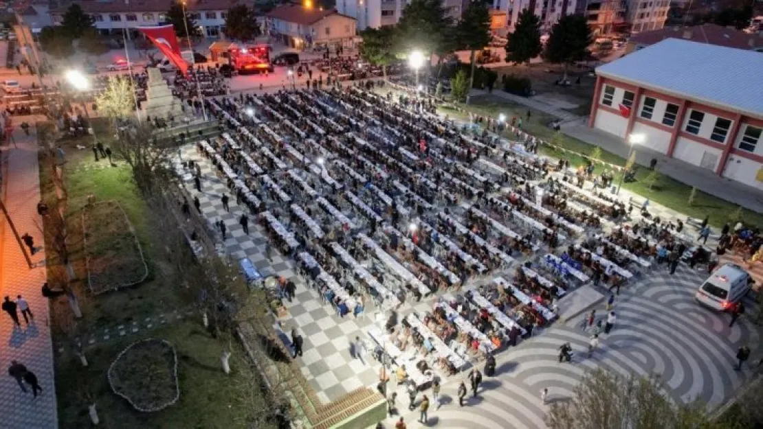 Çiçekdağı'nda belediye meydan iftarı verdi