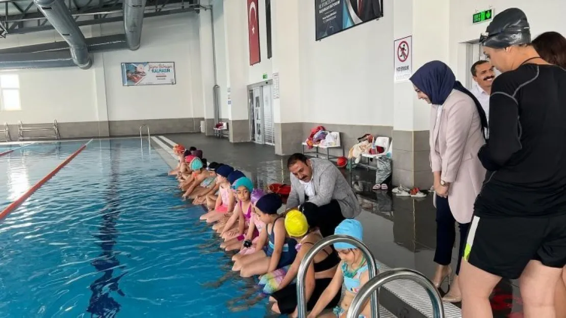 Çiçekdağı'nda yarı olimpik havuzun ilk yüzücüleri çocuklar oldu