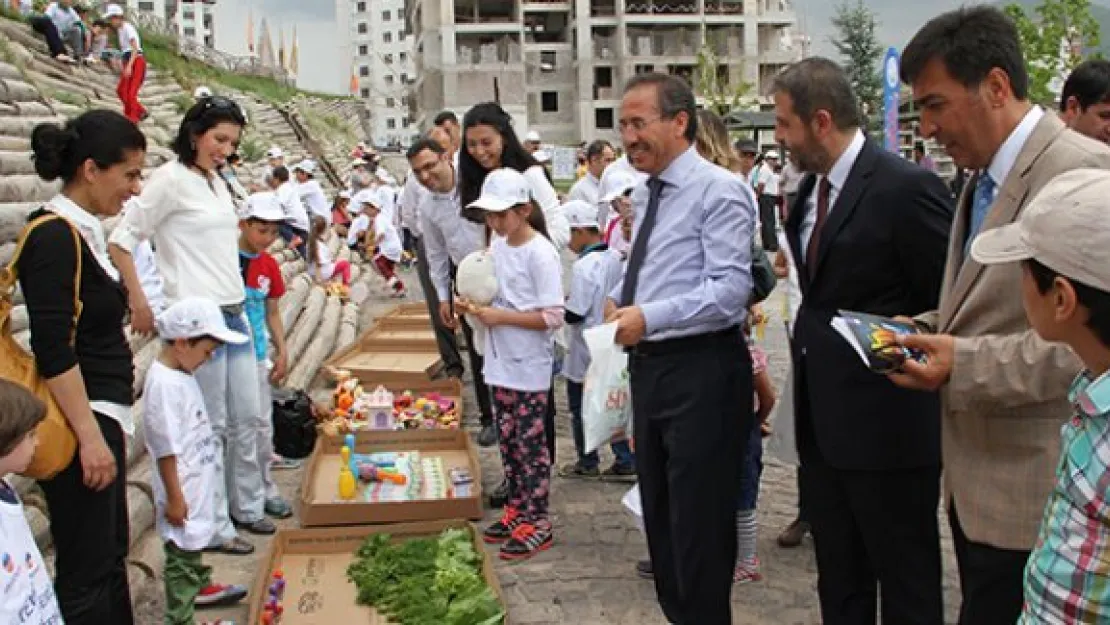 Çocuklara geri dönüşüm ve hediyeleşme pazarı