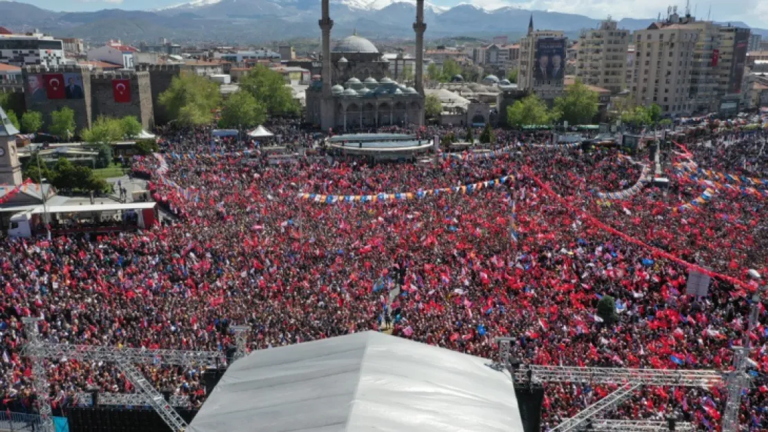 Rekor miting havadan görüntülendi