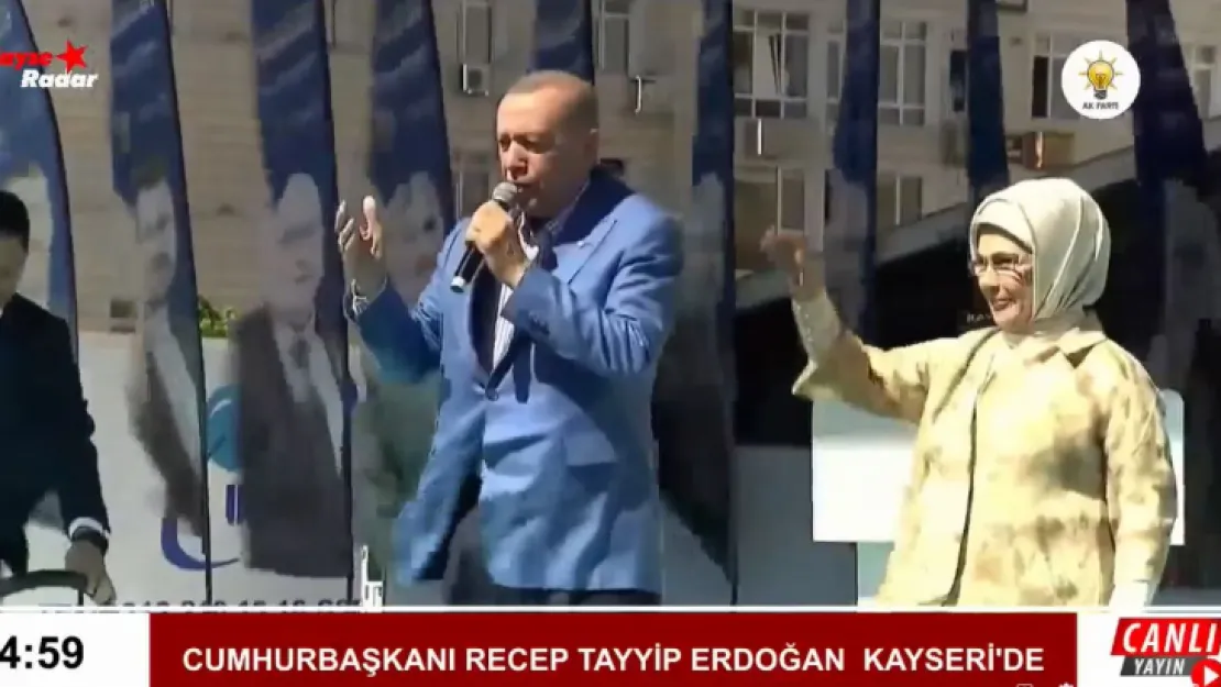 Cumhurbaşkanı Erdoğan, konuşma öncesi şarkı söyledi