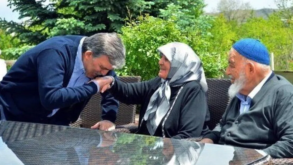 Cumhurbaşkanı Abdullah Gül, Annesinin Ve Tüm Annelerin Anneler Gününü Kutladı