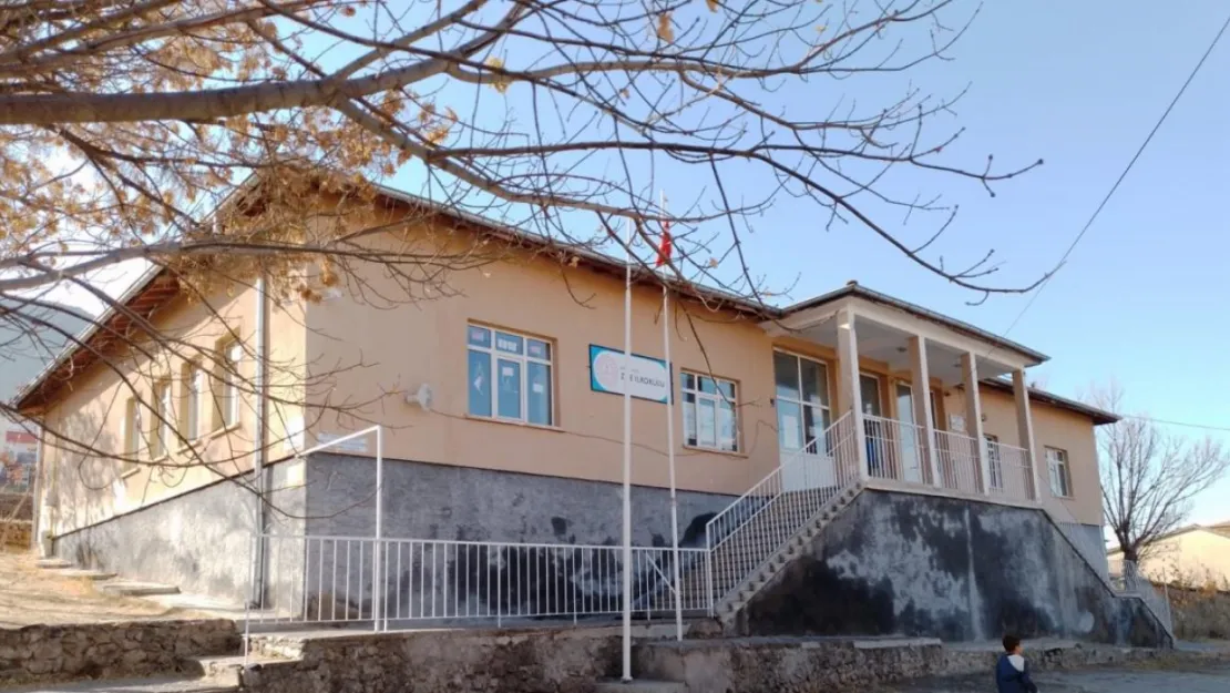 Cumhuriyet'in ilanıyla aynı yaşta: Kayseri Develi Zile İlkokulu