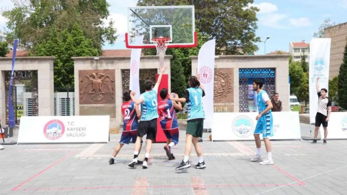 Cumhuriyet meydanında basketbol heyecanı