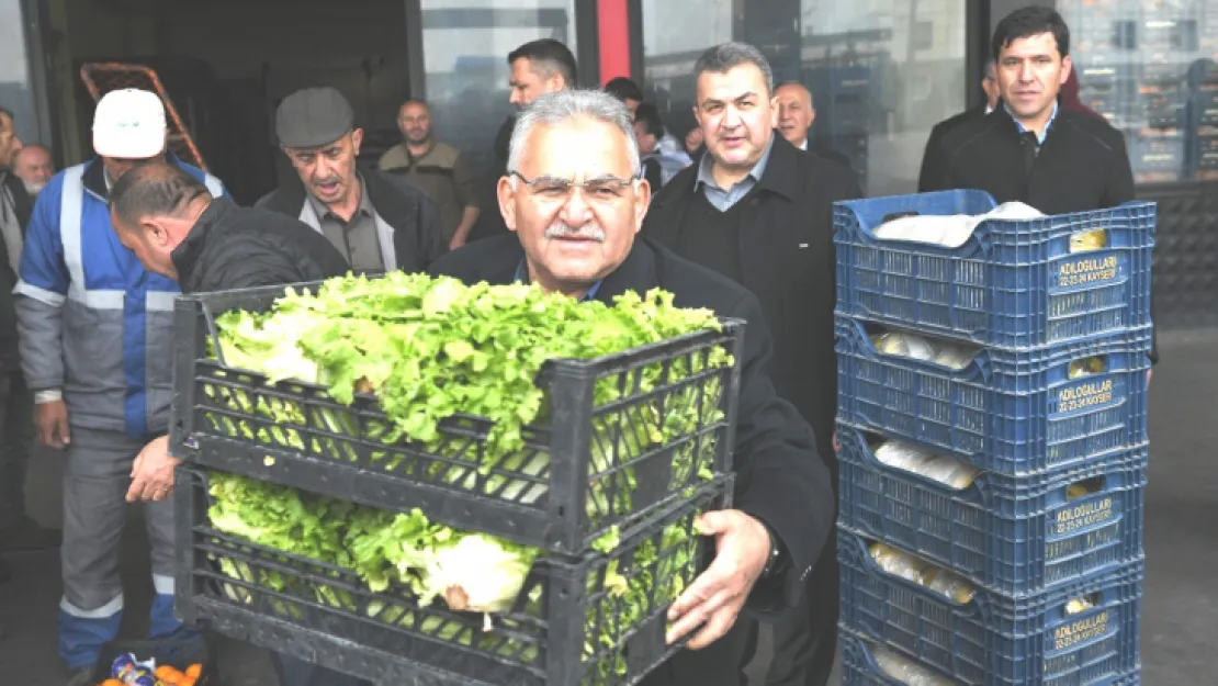 Deprem Bölgesine 2 tır meyve sebze gönderildi