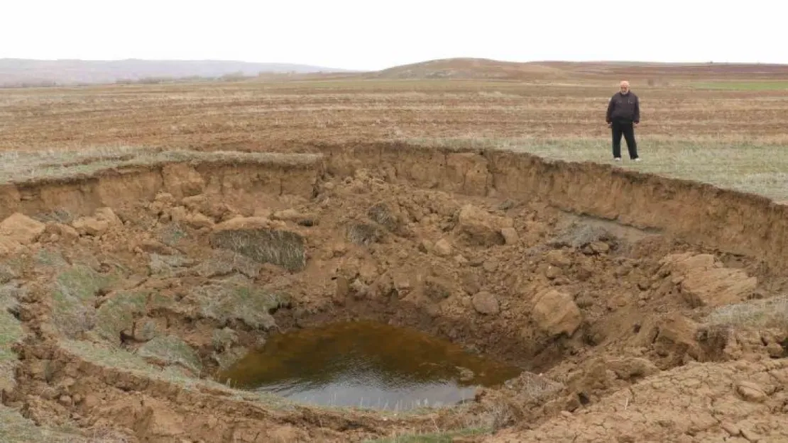 Deprem sonrası oluşan obruk, köylüyü tedirgin etti