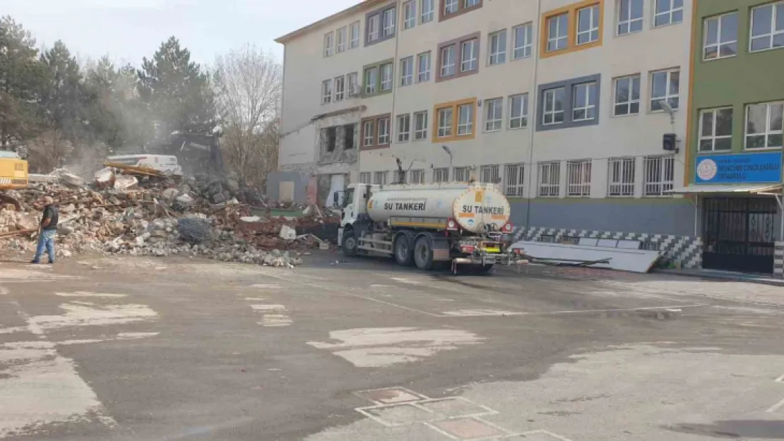 Depremde hasar alan bir okul daha yıkılıyor