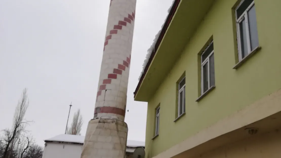 Depremde hasar gören cami minaresi yıkıldı