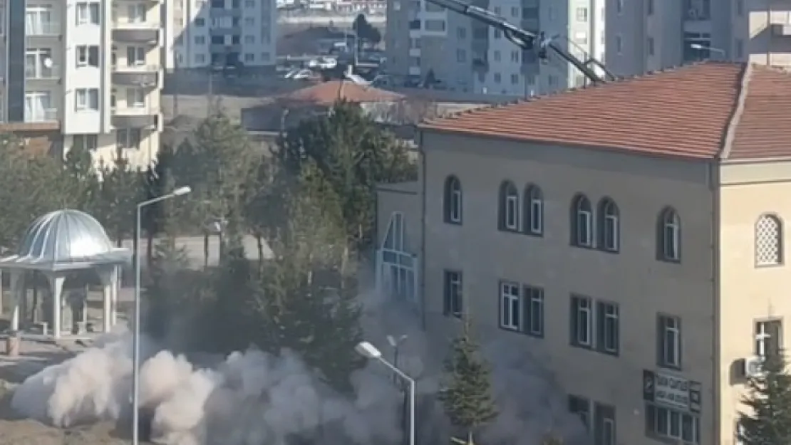 Depremde hasar gören cami minaresi yıkıldı