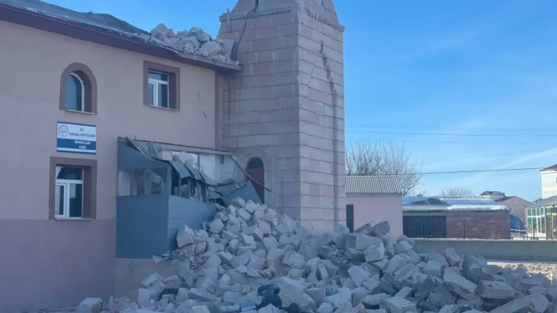 Depremde hasar oluşan caminin minaresi kontrollü olarak yıkıldı