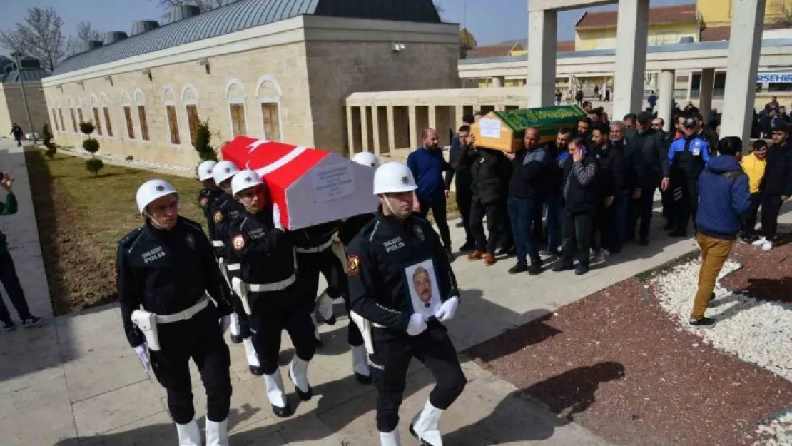 Depremde hayatını kaybeden polis memuru ve ailesi son yolcuğuna uğurlandı