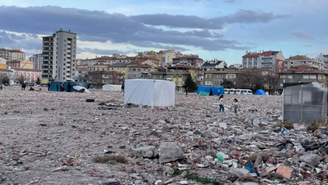 Depremden tedirgin olan göçmenler Sahabiye'de çadır kurdu