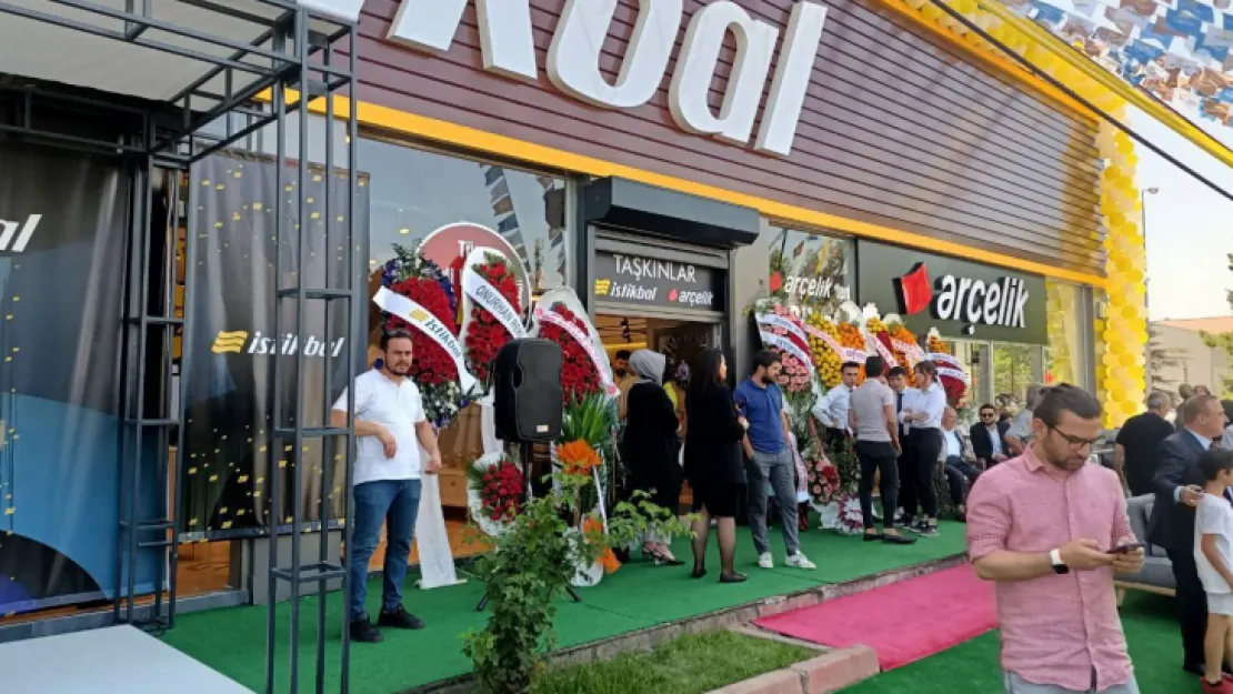 Depremzede aile Kayseri'de İstikbal Mobilya şubesi açtı