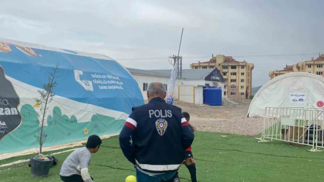 Depremzede Çocuklar Yalan İhbarda Bulunup Gelen Ekiplere Pasta İkram Ettiler