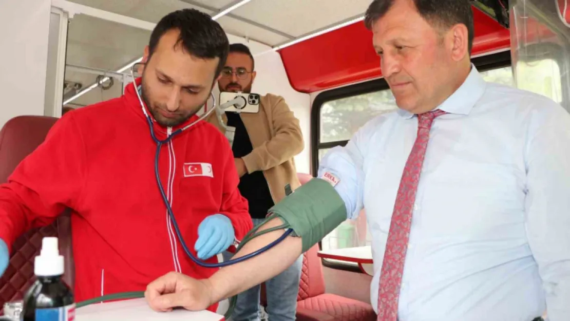 Depremzede vatandaşlardan kan bağışına yoğun ilgi