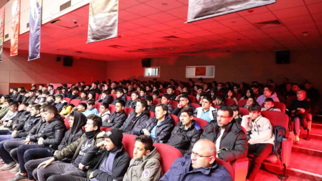 Develi'de 2 bin öğrenciye 'Çanakkale Ruhu' konferansı verildi