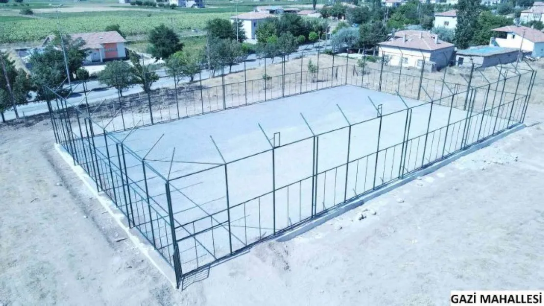 Develi'de kırsal mahallelerdeki halı saha yapım çalışmaları devam ediyor