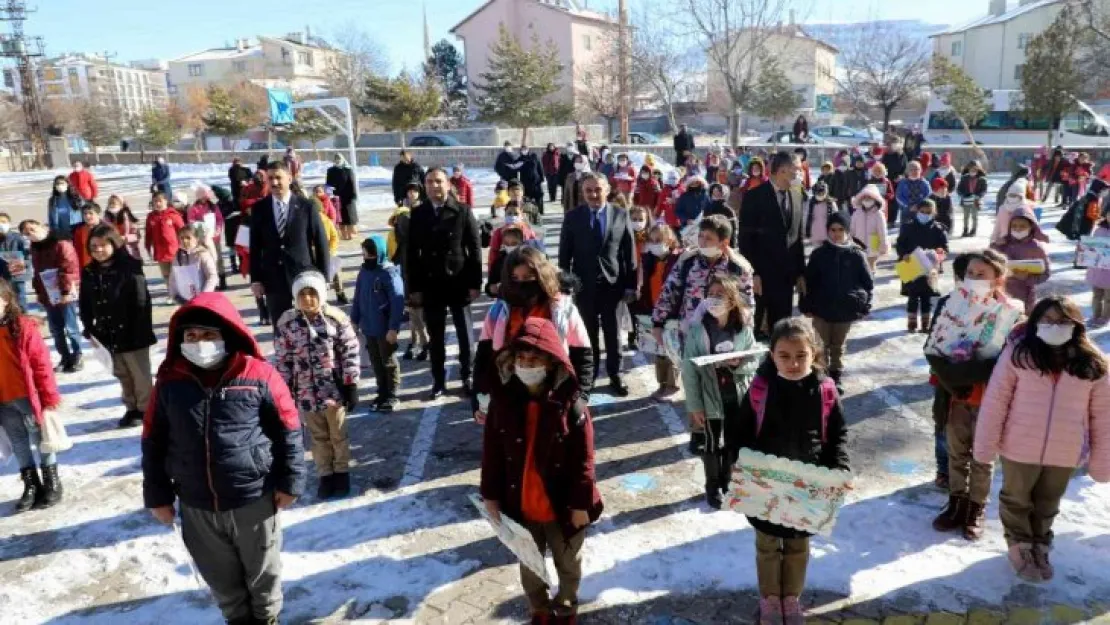 Develi protokolü karne gününde öğrencilerle birlikte