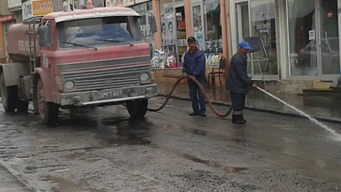 Develi Belediyesi yolları yıkadı