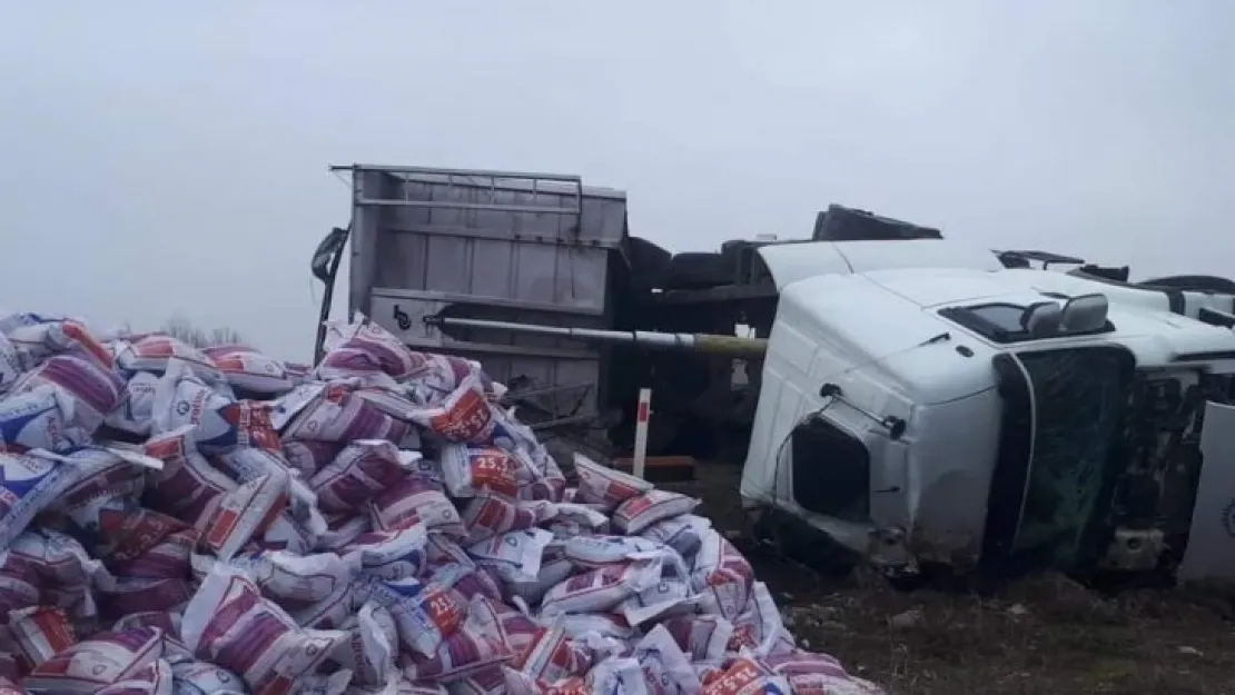 Devrilen tırdaki gübreler yola saçıldı