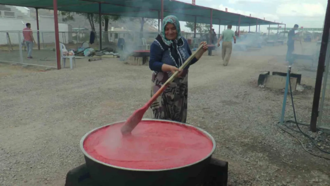 Domatesler kışlık salça için kaynadı