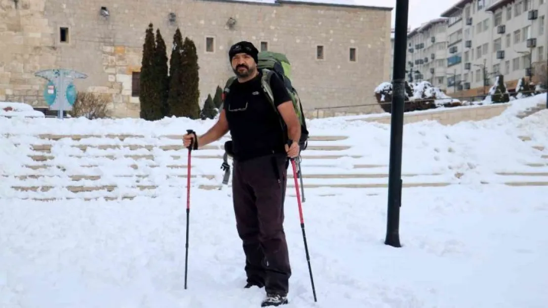 Dondurucu soğukta tişörtle yürüdü, görenlerin içi üşüdü