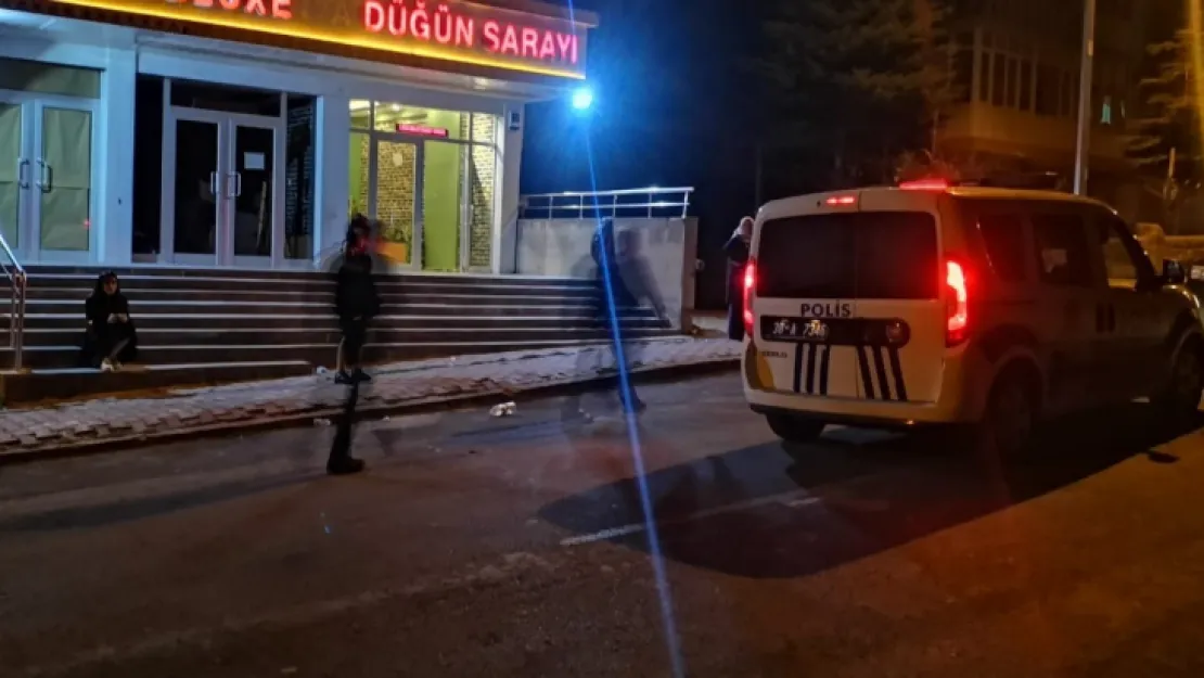 Düğünde çıkan kavgada 1 kişi bıçaklandı, annesi darp edildi