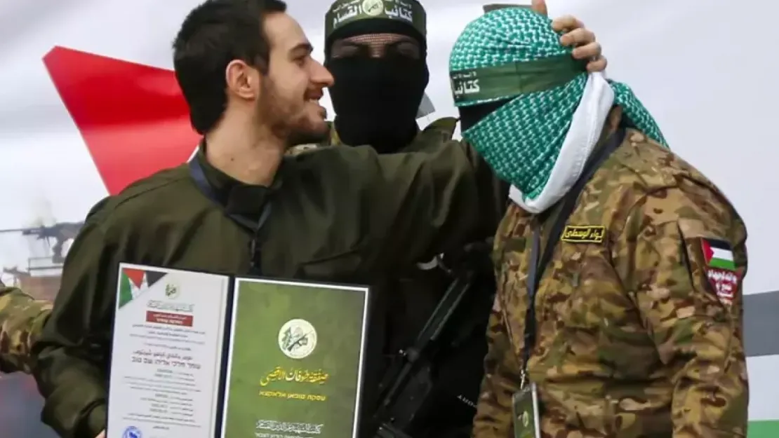 Dünya şokta! İsrailli rehine Hamas üyesini alnından öptü