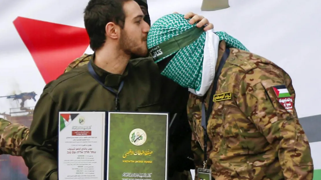 Dünya şokta! İsrailli rehine Hamas üyesini alnından öptü