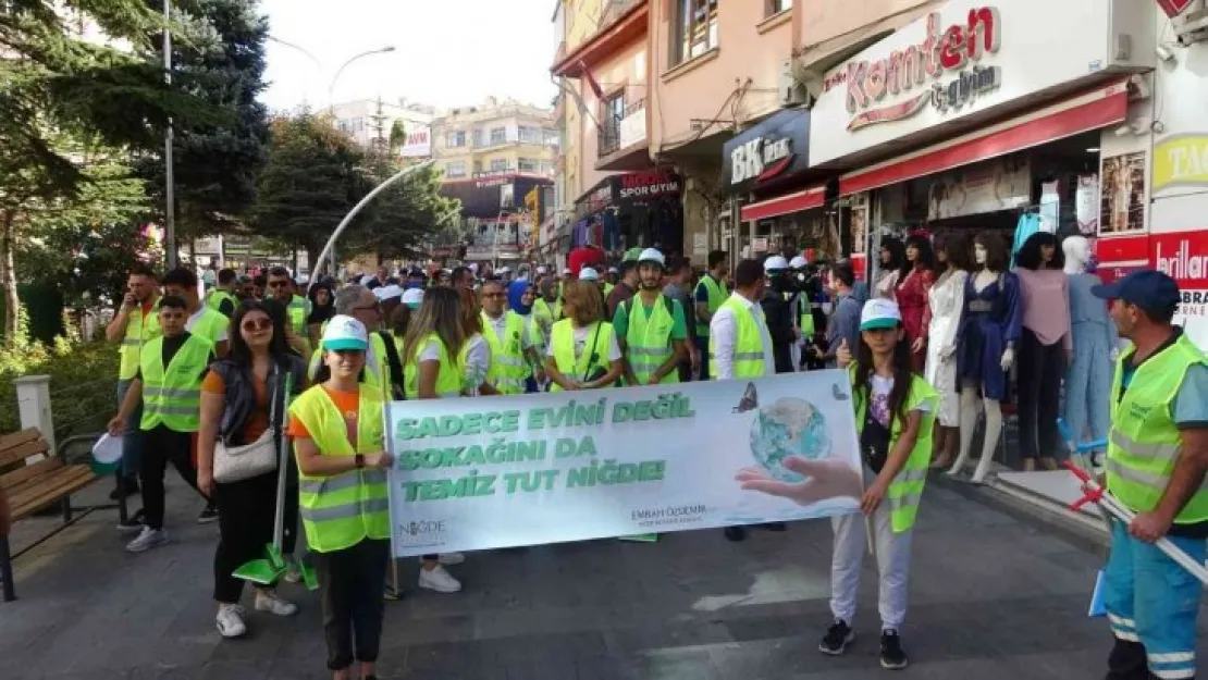 Dünya Temizlik Günü'nde esnafa süpürgeli faraş hediye ettiler