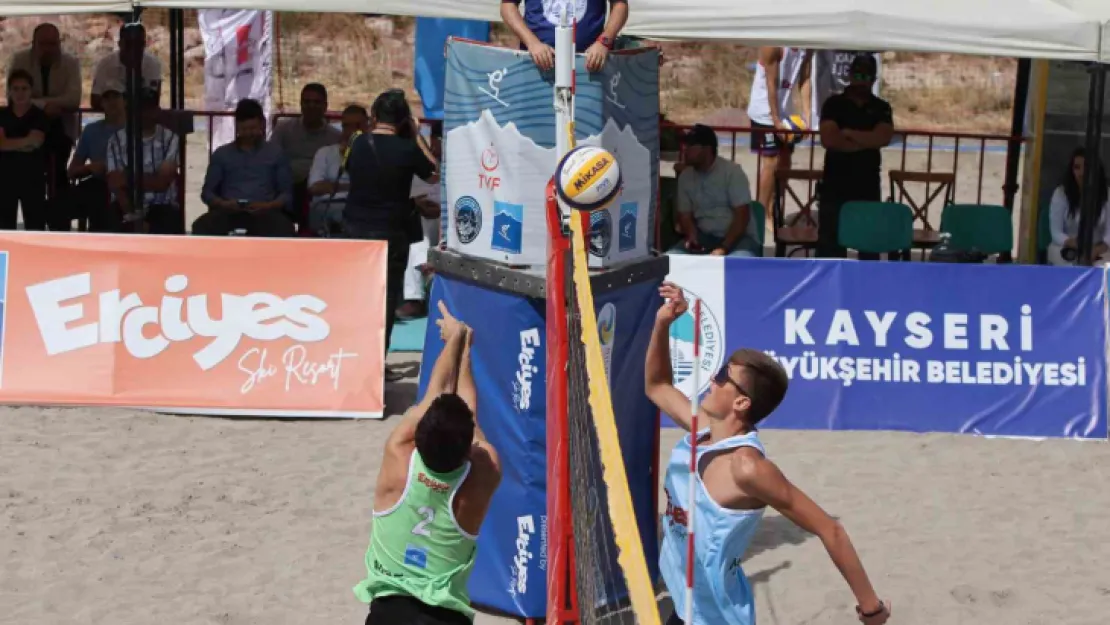 Plaj voleybol turnuvası Erciyes'te başladı