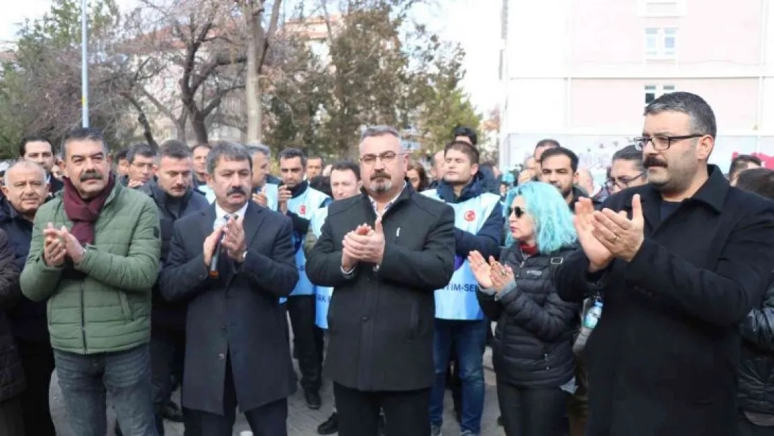 Eğitim sendikalarından öğretmenin darp edilmesi ve öğrencilere sigara satışına alkışlı protesto