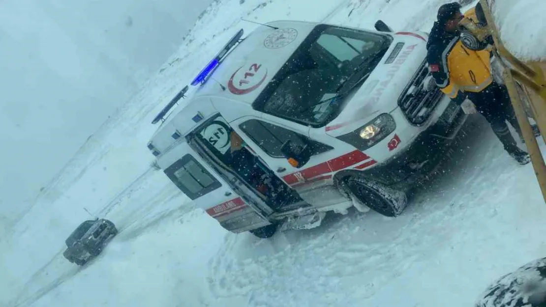 Ekipler ambulansın yolunu açtı, hasta hastaneye yetiştirildi