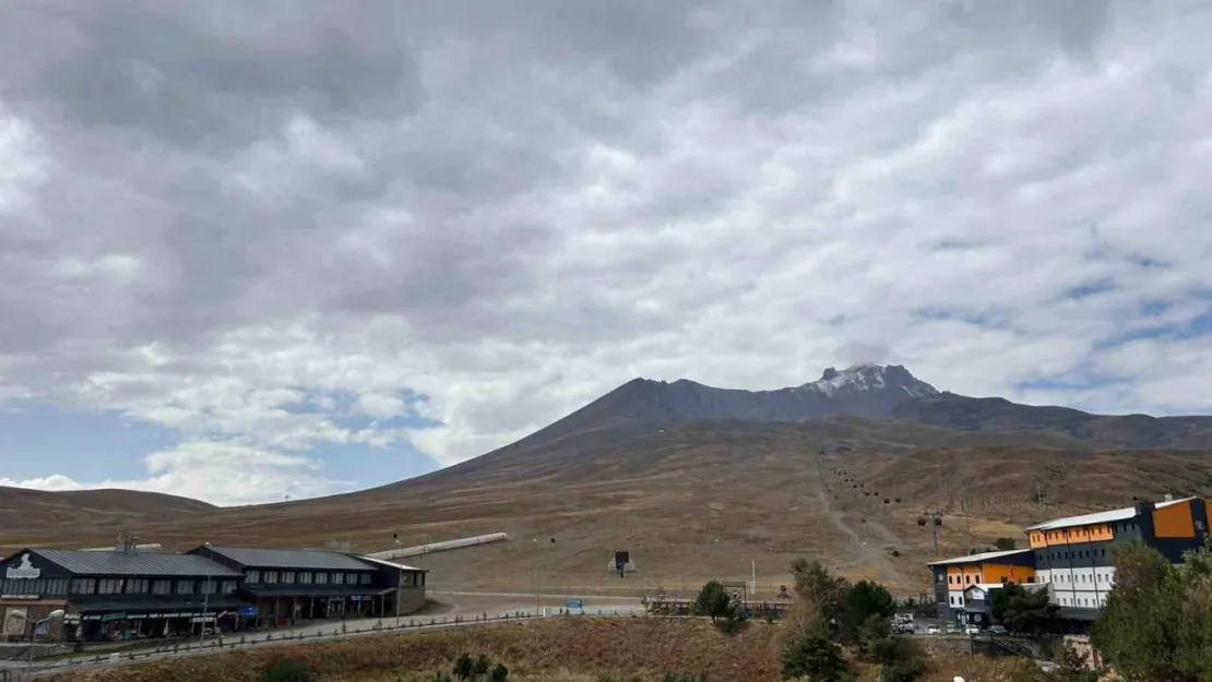 Erciyes' mevsimin ilk karı yağdı