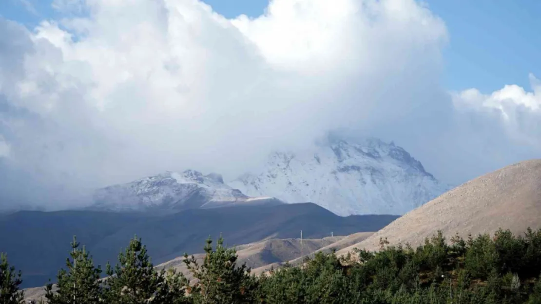 Erciyes'e mevsimin ilk karı yağdı