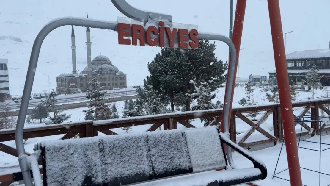 Erciyes'e yağan kar tatilcilerin yüzünü güldürdü