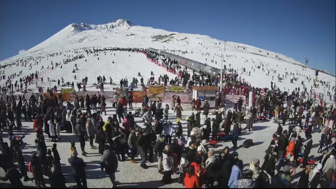 Erciyes Kayak Merkezi'nde iğne atsan yere düşmüyor