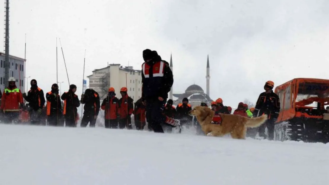 Erciyes'te gerçeğini aratmayan çığ tatbikatı