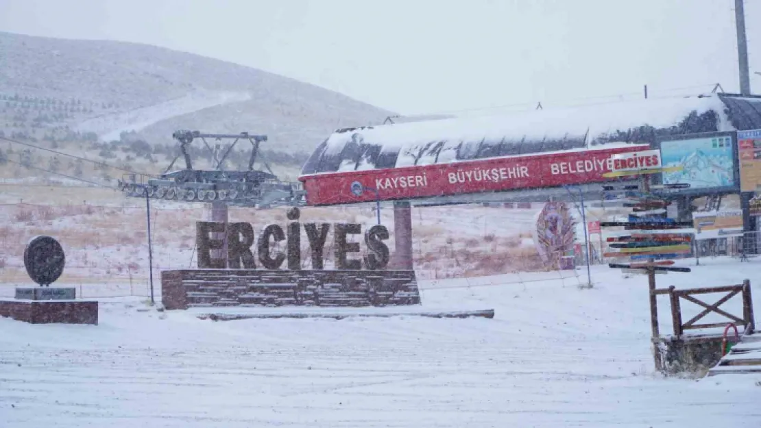 Erciyes'te kar yağışı etkili oluyor