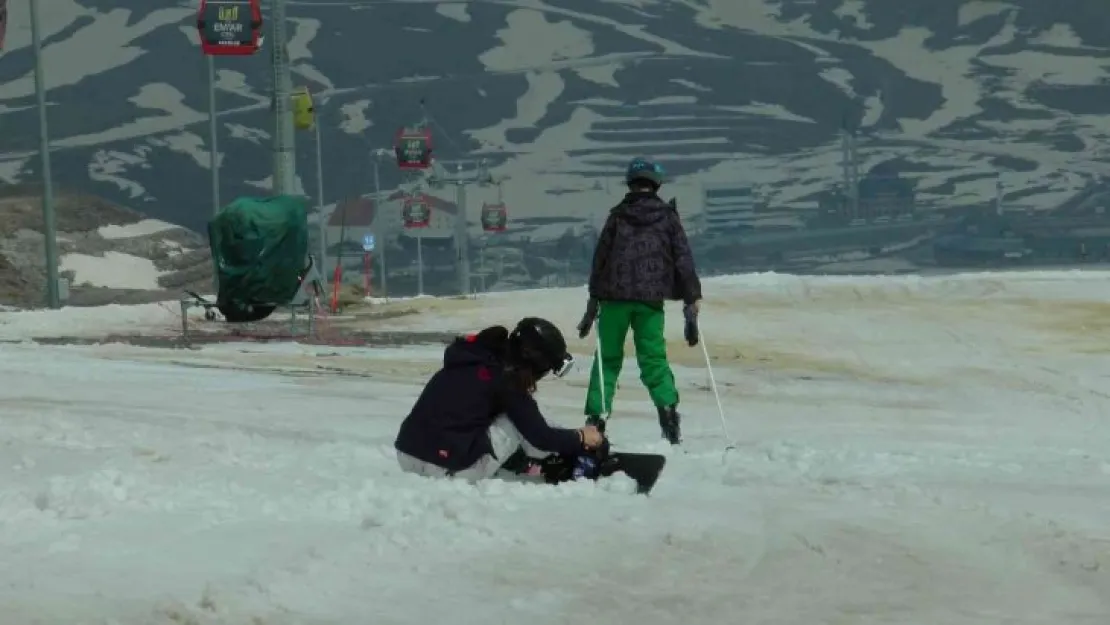 Erciyes'te kayak heyecanı sürüyor