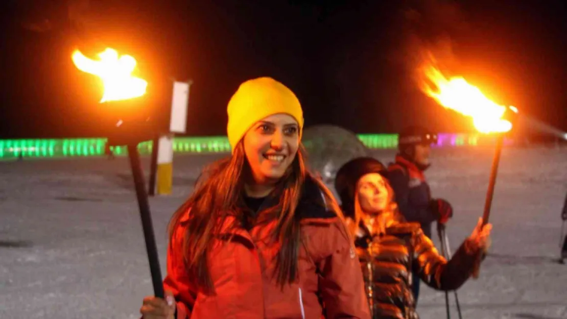 Erciyes'te turistler yeni yıla meşalelerle kayarak girdi